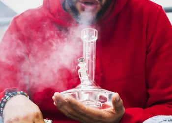 The 5 basic steps of how to set up and use a water bong as a beginner smoker