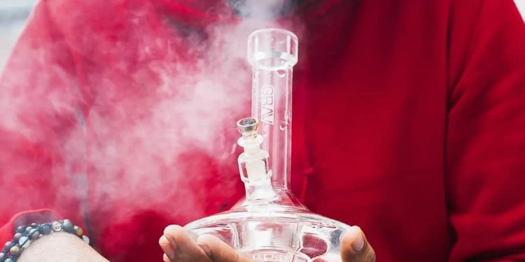The 5 basic steps of how to set up and use a water bong as a beginner smoker