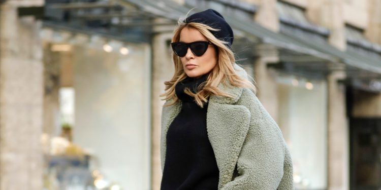 A detailed guide to matching a women’s outfit with a hat to look elegant