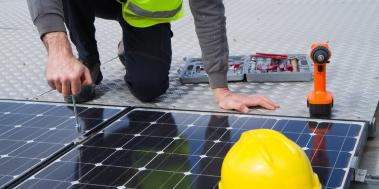 ADVANTAGES OF USING COMMERCIAL SOLAR PANELS