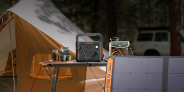 Embracing Canada’s Maples with Solar Power: Observing Nature and the Jackery Solar Generator 1000 V2